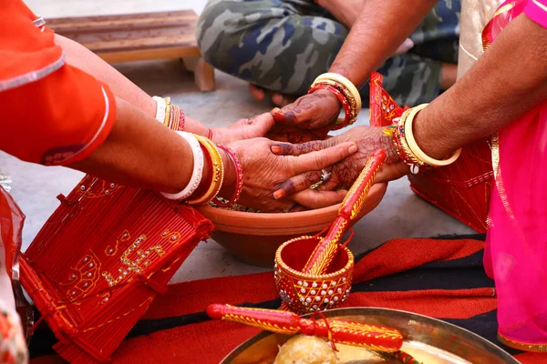 Zbliżenie Dwojga Ludzi Wykonujących Tradycyjny Indyjski Rytuał — Zdjęcie stockowe