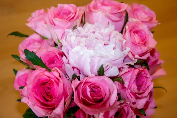 Ένα Κοντινό Πλάνο Από Ένα Μπουκέτο Όμορφα Ροζ Τριαντάφυλλα Ένα — Φωτογραφία Αρχείου