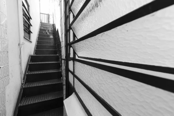 Dış Metalik Bir Evin Gri Tonlu Merdiveni — Stok fotoğraf