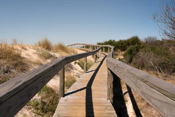 Ein Schmaler Holzweg Mit Geländer Strand Von Santa Lucia Del — Stockfoto