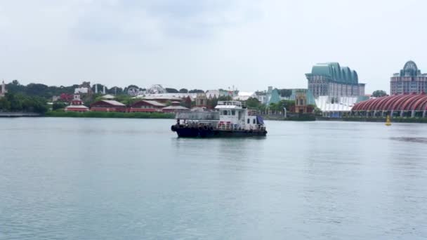 Perahu Nelayan Harbourfront Dengan Latar Belakang Pulau Sentosa Panning Shot — Stok Video