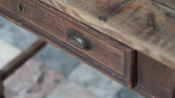 Gros Plan Une Vieille Table Bois Vintage Verrouillé Tiroir — Video