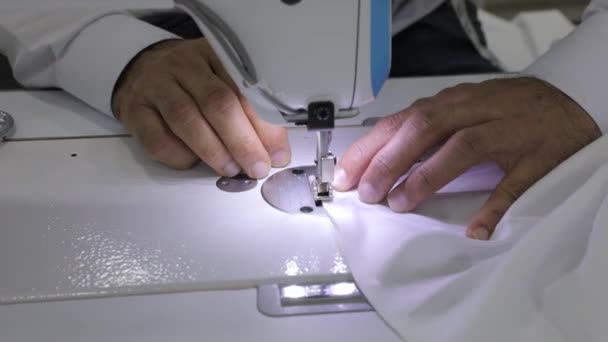 Hombres Manos Utilizando Máquina Coser Para Coser Vestido Funcionamiento Máquina — Vídeo de stock