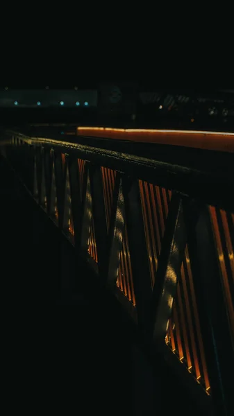 小さな照明の下で夜の橋の手すり — ストック写真