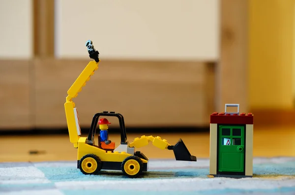 Poznan Lengyelország Június 2017 Sárga Műanyag Lego Játék Kotró Szőnyeg — Stock Fotó