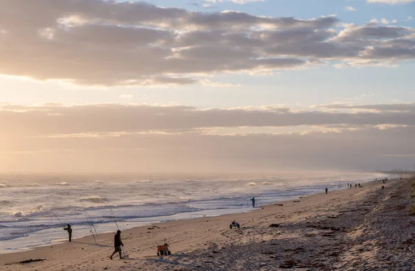 Красивий Знімок Рибалок Пляжі Омитий Океанськими Хвилями Заході Сонця — стокове фото