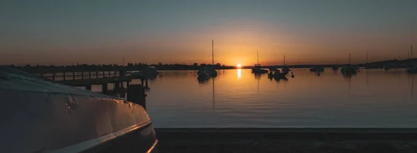 Красивый Вид Порт Припаркованными Катерами Восходе Солнца — стоковое фото