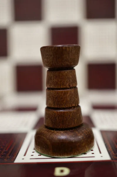 Eine Vertikale Nahaufnahme Eines Schwarzen Rook Auf Dem Schachbrett — Stockfoto