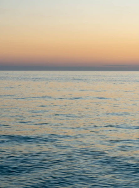Een Verticaal Shot Van Zee Horizon Onder Zonsondergang Lucht — Stockfoto