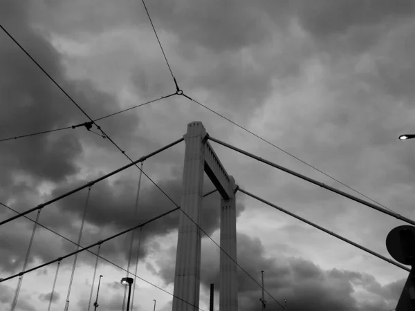 Una Toma Escala Grises Líneas Eléctricas Puente Cable Con Cielo — Foto de Stock