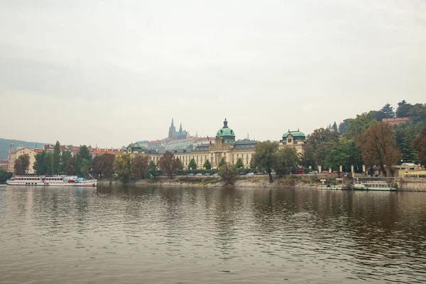 Prague Cseh Köztársaság 2013 Október Prágai Vár Moldva Folyó Partjától — Stock Fotó