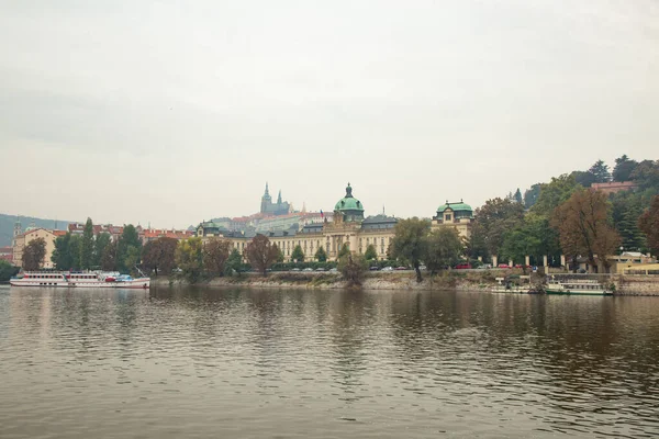 Praga Republika Czeska Październik 2013 Zamek Praski Odległości Brzegu Wełtawy — Zdjęcie stockowe