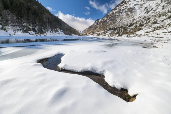 Snöig Slätt Mitt Bland Bergstopparna Den Regionala Parken Katalanska Pyrenéerna — Stockfoto