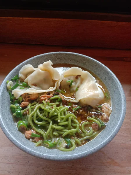 Ubud Bali Nin Iyi Şehriyelerinden Biri Yumurta Sebzelerden Erişte Yapıyorlar — Stok fotoğraf