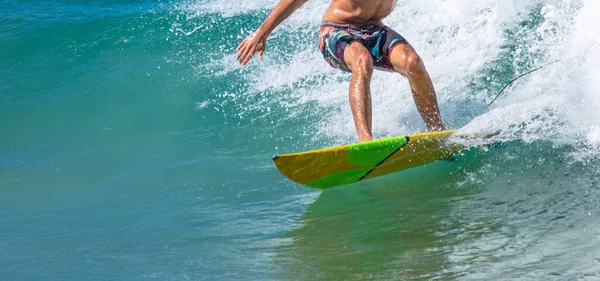 Tiro Panorâmico Surfista Prancha Mar Ondulado — Fotografia de Stock