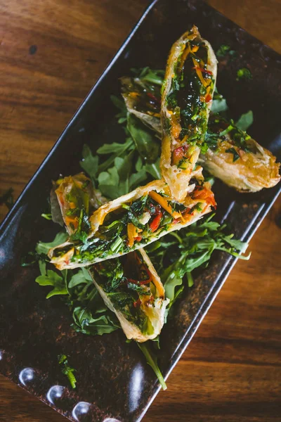 Plan Vertical Délicieux Sandwichs Aux Légumes Sur Une Assiette Noire — Photo