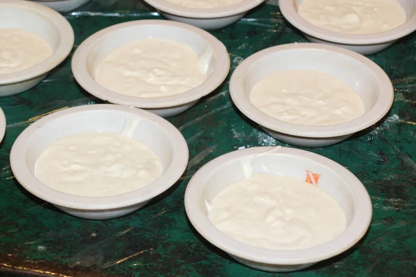 Muitos Pratos Cheios Manteiga Branca Verde Preto Misturado Table Pessoas — Fotografia de Stock