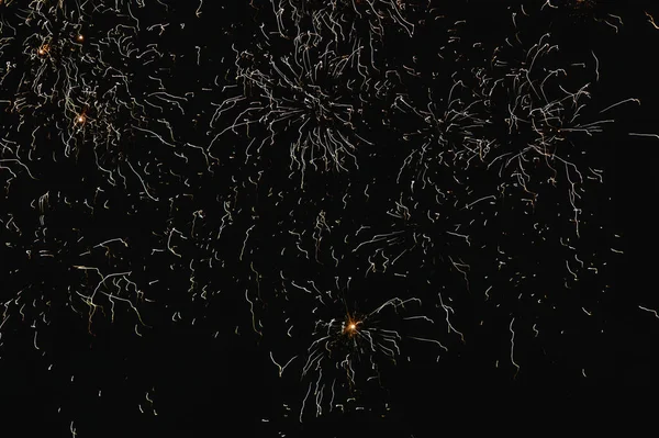 夜空のカラフルな花火の低角度ショット — ストック写真