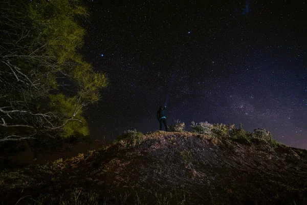 Yıldızlı Gökyüzü Gökyüzüne Işık Saçan Bir Dişi — Stok fotoğraf