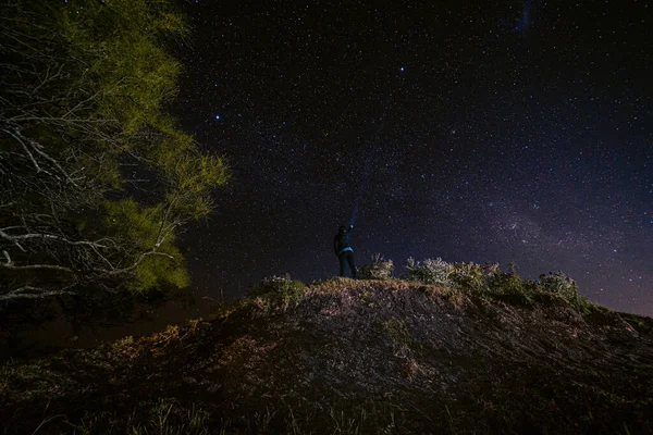 Hvězdná Obloha Žena Vrhající Světlo Oblohu — Stock fotografie