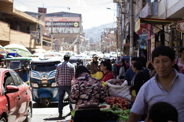 Huaraz Peru Lipca 2018 Tłum Ludzi Samochodów Lokalnym Rynku — Zdjęcie stockowe