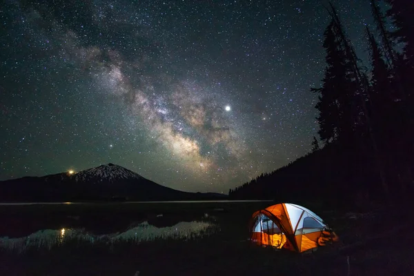 Acampar Uma Floresta Sob Céu Noturno — Fotografia de Stock