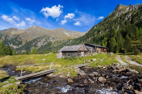 オーストリアの静かな丘の上の美しい山小屋 — ストック写真