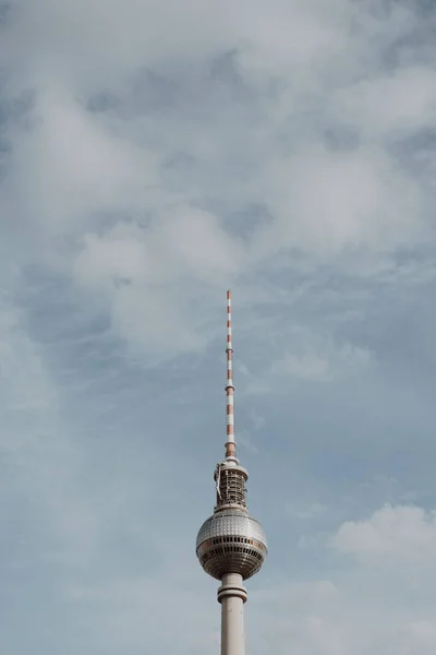 Вертикальный Снимок Вершины Телебашни Авала Против Облачного Голубого Неба — стоковое фото