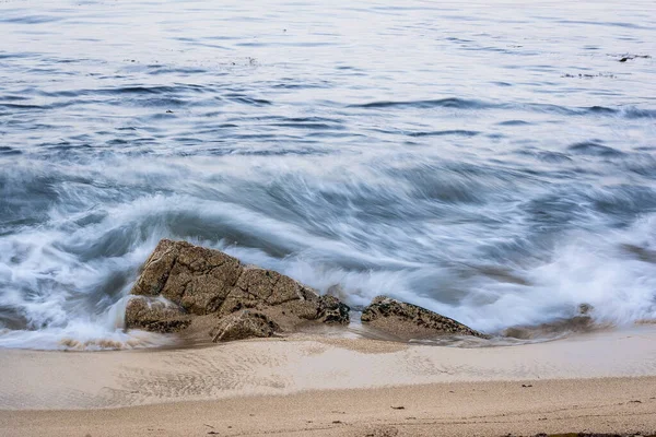 Ein Schöner Blick Auf Ein Meer Mit Plätschernden Wellen Und — Stockfoto
