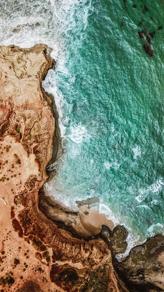 白天空中拍下的岩石波浪形海岸 — 图库照片