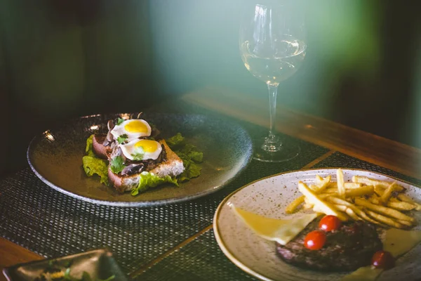 Primer Plano Deliciosos Platos Restaurante Una Copa Vino — Foto de Stock