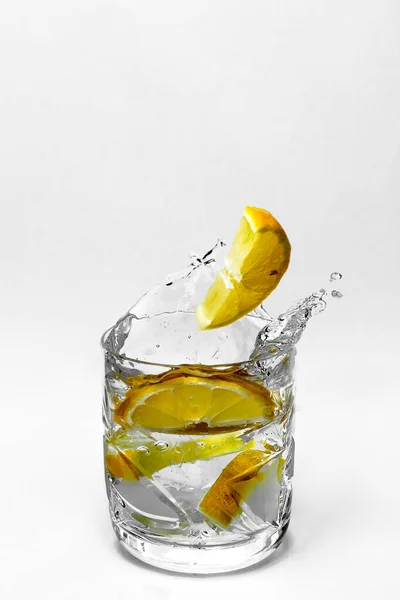 Ein Vertikaler Schuss Von Einem Glas Wasser Mit Geschnittenen Zitronenscheiben — Stockfoto