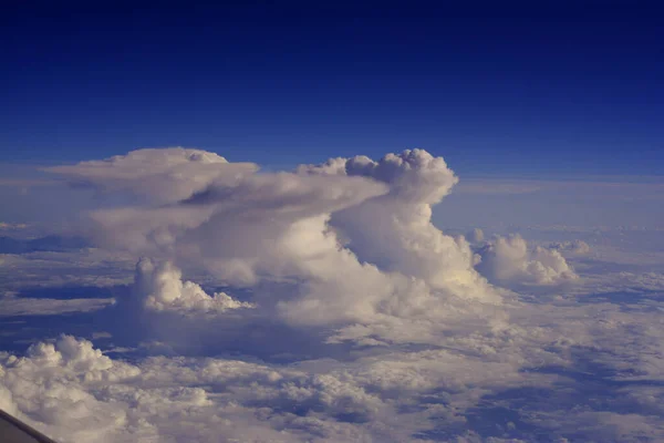 飛行機からの曇り空の息をのむような景色 — ストック写真
