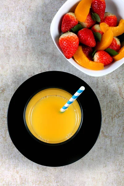 Ein Glas Mit Frischem Orangensaft Mit Erdbeeren Und Pfirsichen Einer — Stockfoto