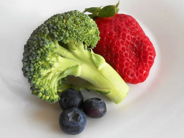 Taze Bir Brokoli Beyaz Tabakta Küçük Yaban Mersinli Kocaman Bir — Stok fotoğraf