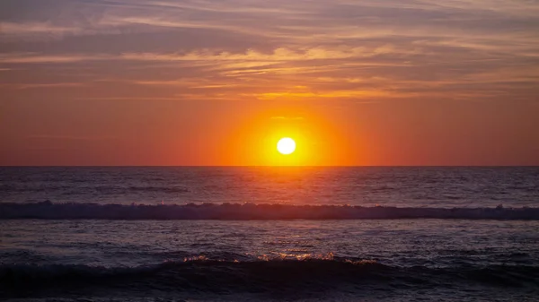 Una Vista Impresionante Puesta Sol Naranja Mar Ondulado —  Fotos de Stock