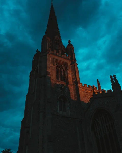 Een Lage Hoek Opname Van Een Oeroude Kerk Onder Een — Stockfoto