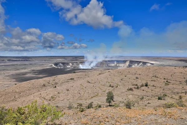 夏威夷火山国家公园显示火山口和火山口排放 — 图库照片