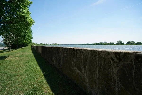 View Concrete Wall Riverbank Clear Sky Background — Stock Photo, Image