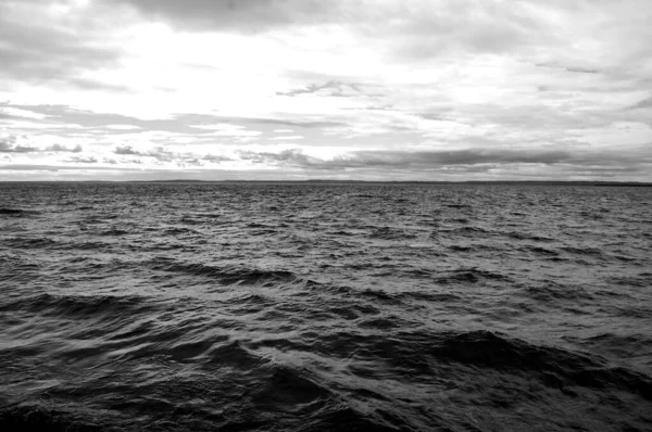 Bir Deniz Manzarası Siyah Beyaz Bulutlu Bir Gökyüzü — Stok fotoğraf