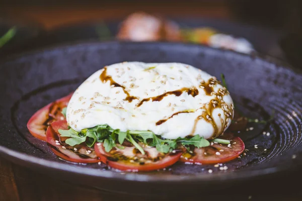 Primer Plano Una Ensalada Con Tomates Rodajas Queso — Foto de Stock