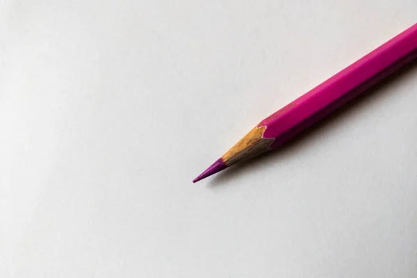 Eine Nahaufnahme Von Oben Eines Bunten Scharfen Bleistifts Isoliert Auf — Stockfoto