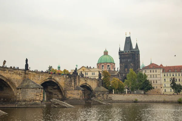 Praha Česká Republika Října 2013 Pohled Karlův Most Věž Vltavy — Stock fotografie