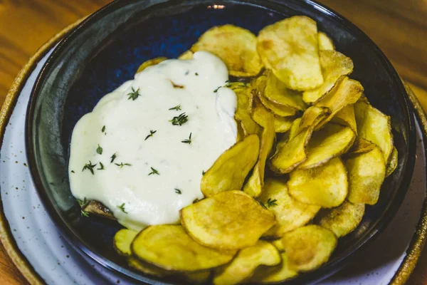 Ein Schuss Kartoffelchips Mit Sauce Auf Der Seite Einer Schüssel — Stockfoto