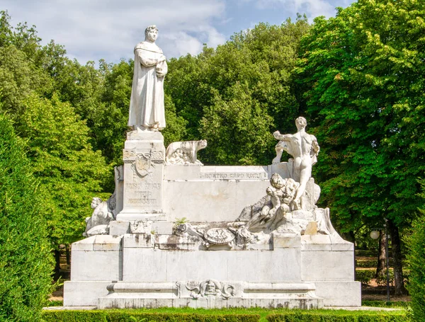 Арецзо Италия Июля 2018 Года Огромный Мраморный Памятник Поэту Гуманисту — стоковое фото