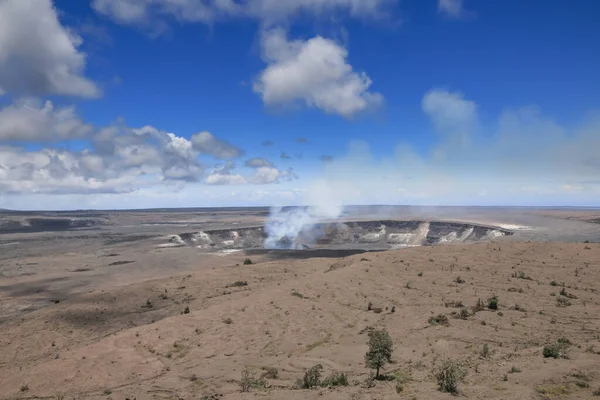 夏威夷火山国家公园显示火山口和火山口排放 — 图库照片