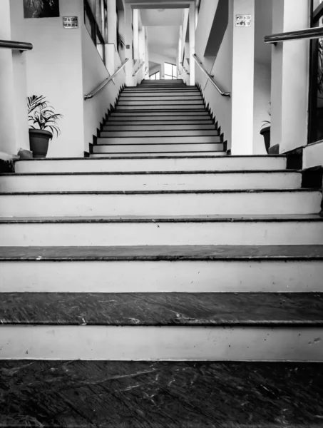 Eine Vertikale Aufnahme Weißer Treppen Durch Das Gebäude — Stockfoto