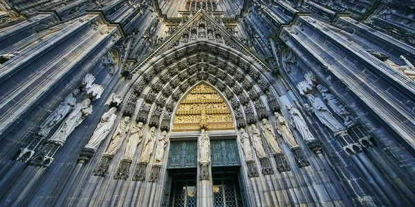 Köln Katedrali Köln Almanya Nın Dış Kısmının Alçak Açılı Çekimi — Stok fotoğraf