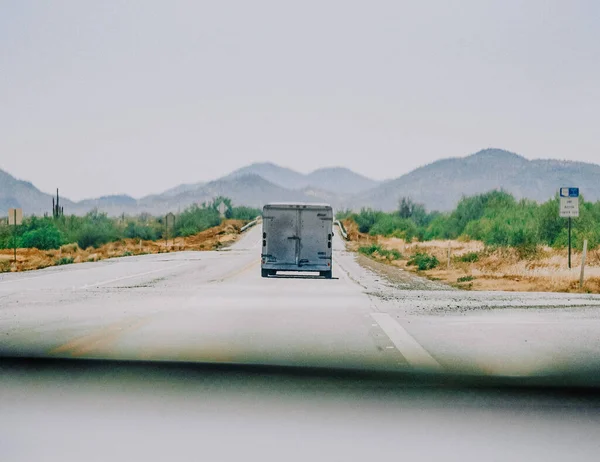 Uma Van Viajando Uma Estrada Rural Com Uma Paisagem Montanhosa — Fotografia de Stock