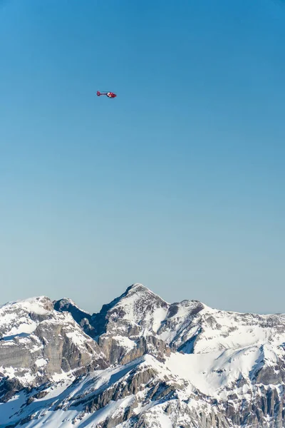 Scatto Verticale Elicottero Che Sorvola Montagne Engelberg Svizzera — Foto Stock